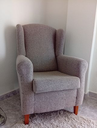 Sillón orejero de tela jaspeada beige y negro