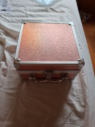 Caja de maquillaje con espejo de color rosa
