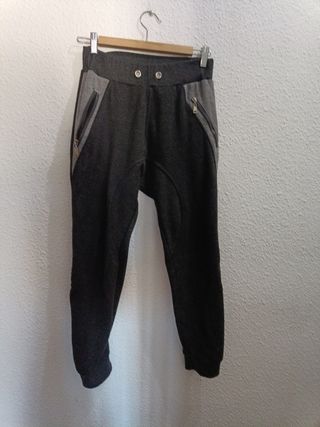 Pantalón chándal gris y negro con cremalleras