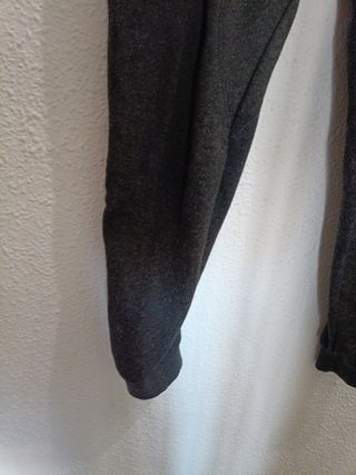 Pantalón chándal gris y negro con cremalleras