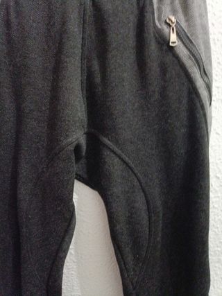 Pantalón chándal gris y negro con cremalleras