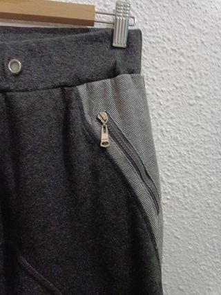 Pantalón chándal gris y negro con cremalleras