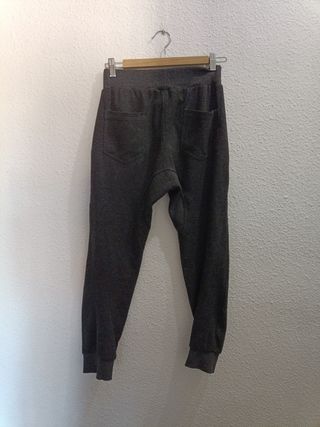 Pantalón chándal gris y negro con cremalleras