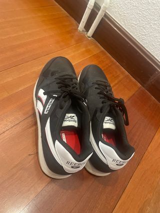 Zapatillas Reebok Negras y Blancas
