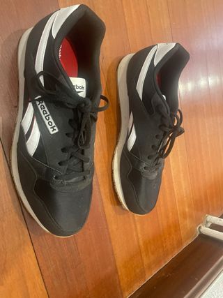 Zapatillas Reebok Negras y Blancas