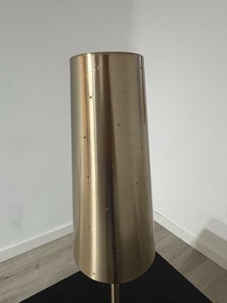 Lámpara de mesa plateada alargada