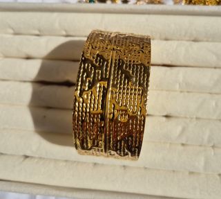 Brazalete dorado con diseño texturizado