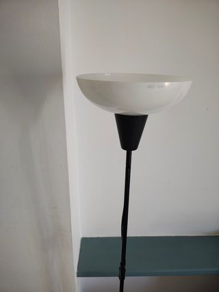 Lámpara de pie negra y blanca