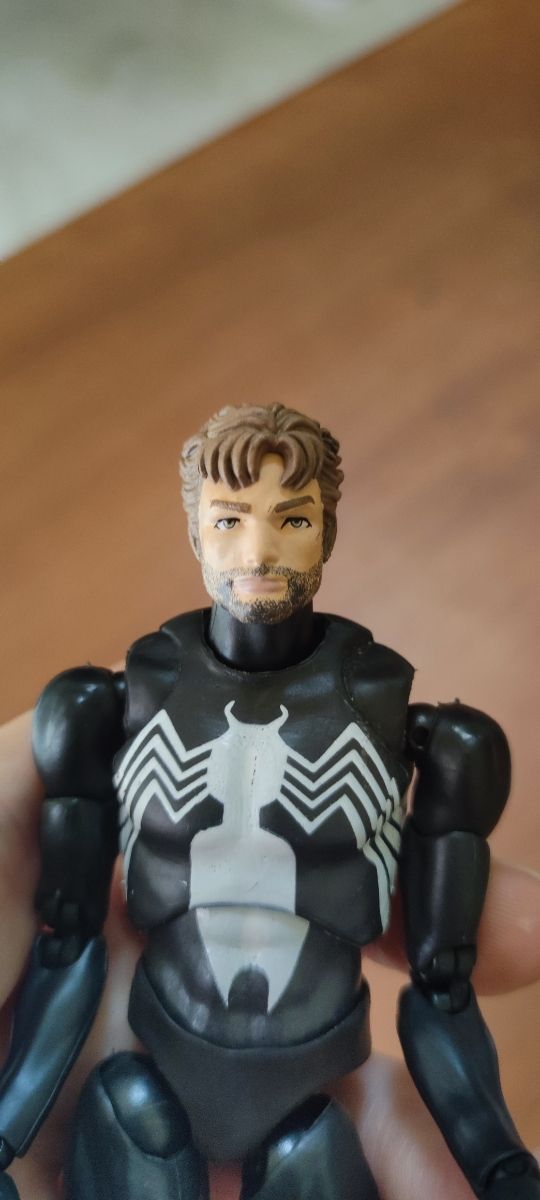 Figura Spider-man Traje Negro Articulada 16 cm