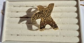 Pulsera dorada con textura