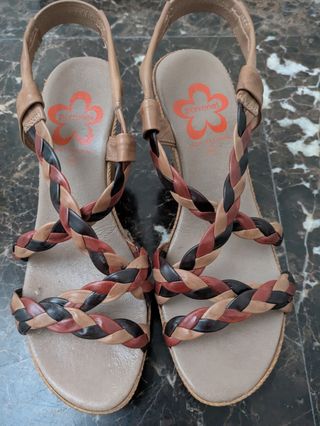 Sandalias Porronet cuña tiras marrones