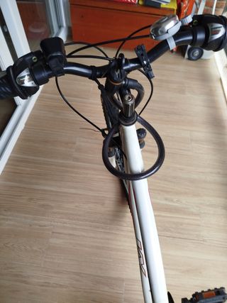 Bicicleta de montaña blanca