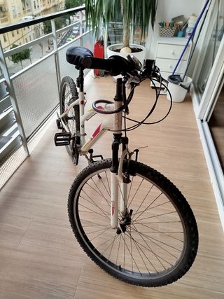 Bicicleta de montaña blanca