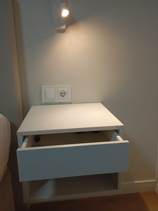 Mesita de noche flotante