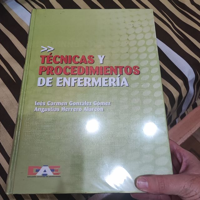 TECNICAS Y PROCEDIMIENTOS DE ENFERMERIA (Spanis...