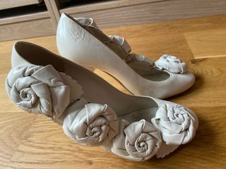 Louis Vuitton Beige Zapatos Flores