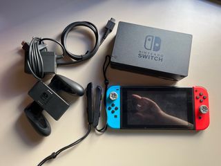 Nintendo Switch Roja y Azul con funda