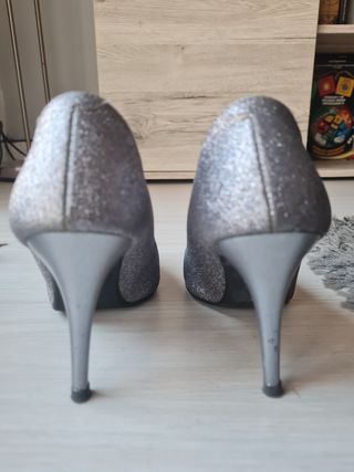 Zapatos de tacón plateados brillantes