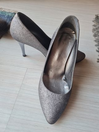 Zapatos de tacón plateados brillantes