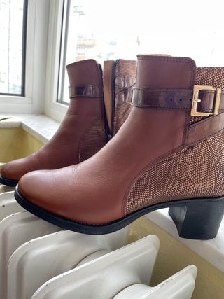 Botines de piel marrones y dorados