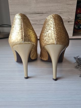 Zapatos dorados de tacón