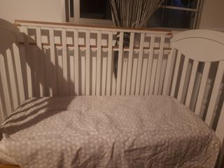 Cuna de bebé blanca con osito, sin colchón