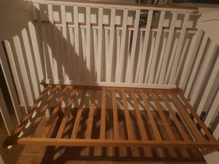 Cuna de bebé blanca con osito, sin colchón