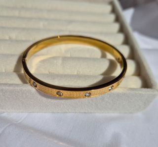 Pulsera dorada con circonitas