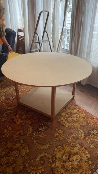 Mesa redonda de madera beige