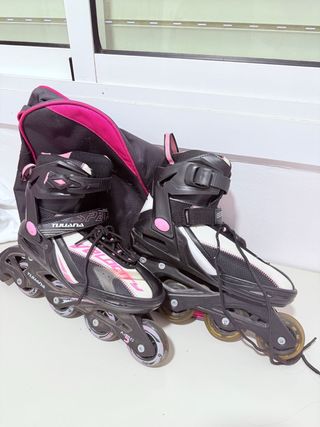 Patines en línea negros y rosas