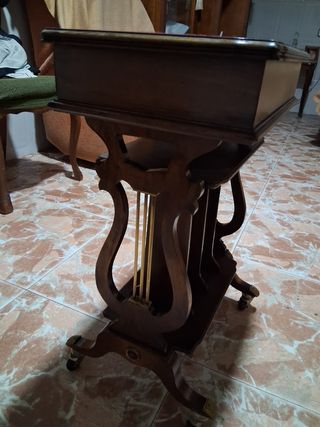 Mesa auxiliar antigua de madera