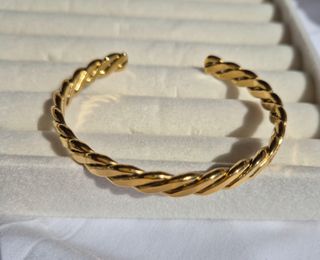 Pulsera dorada trenzada