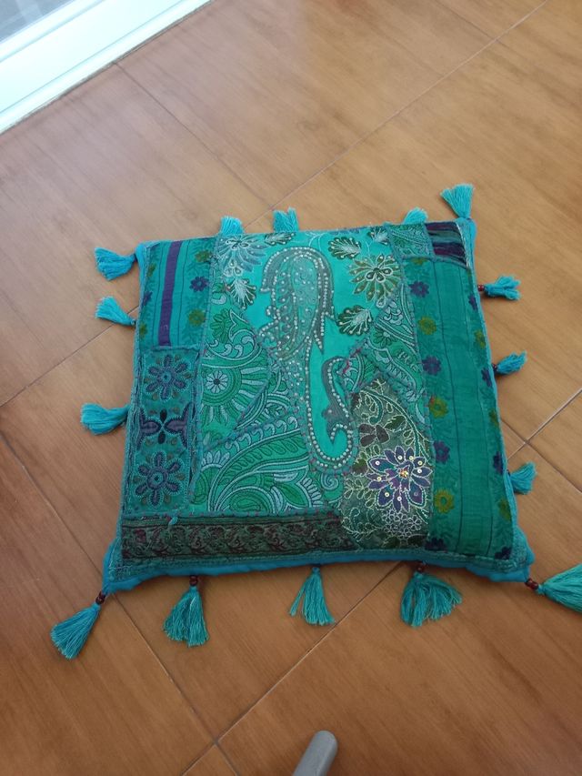 4 Cojínes decorativos.