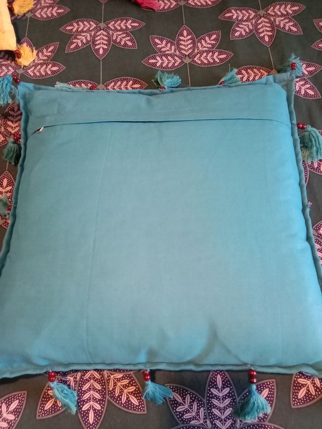 4 Cojínes decorativos.