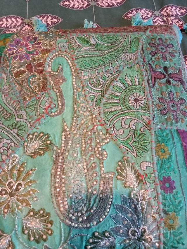 4 Cojínes decorativos.