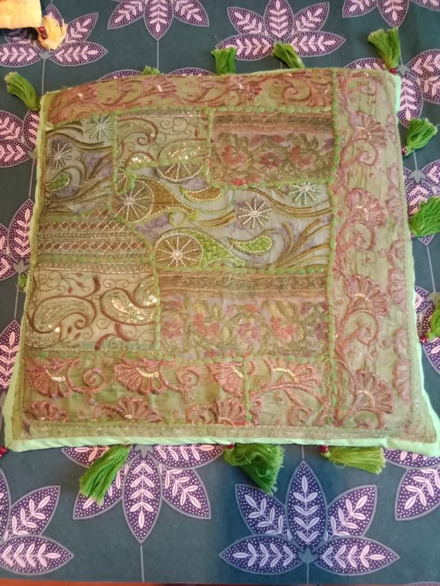 4 Cojínes decorativos.