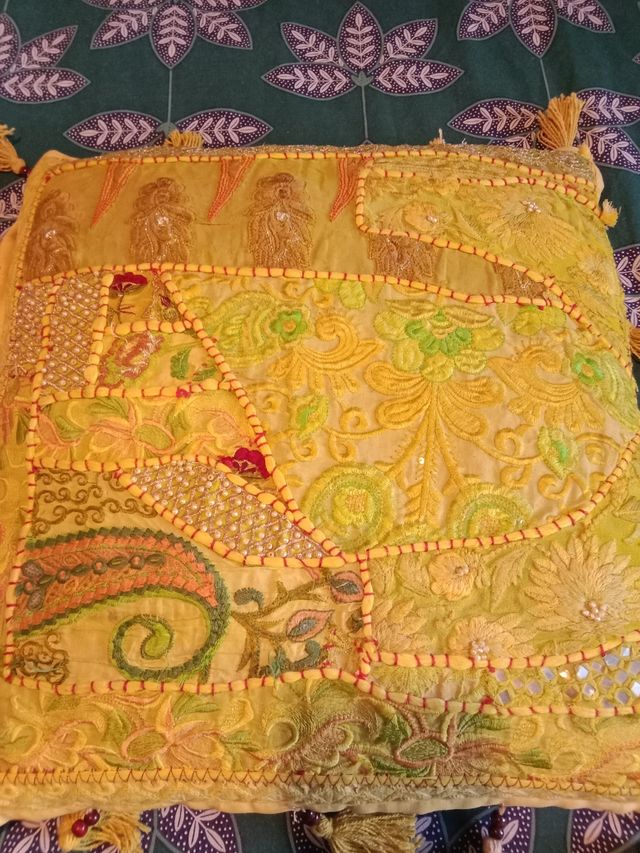 4 Cojínes decorativos.