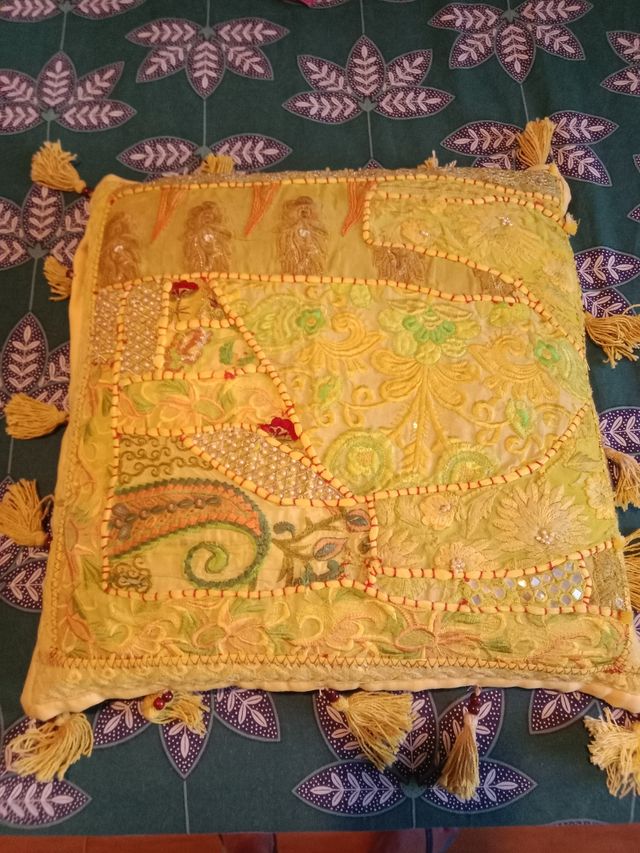 4 Cojínes decorativos.