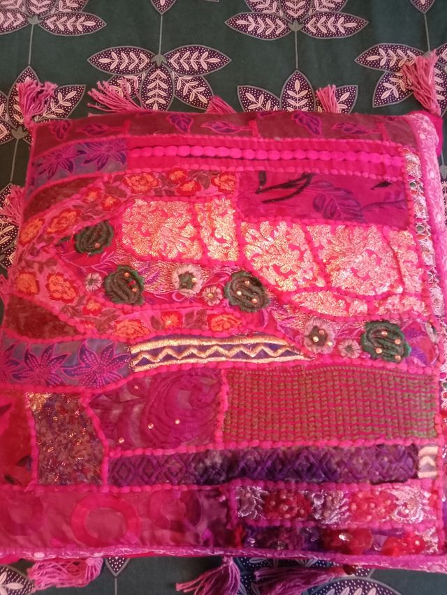 4 Cojínes decorativos.