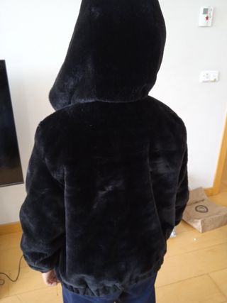 Cazadora pelo niña negra