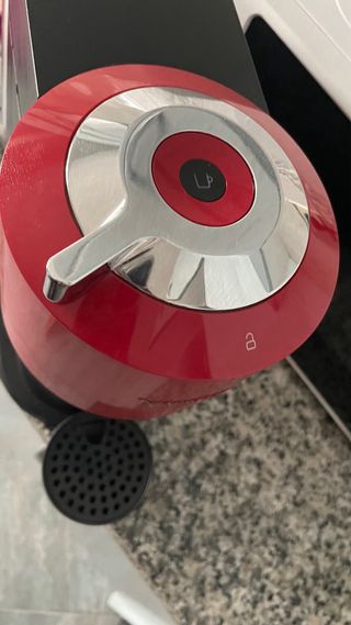 Cafetera Nespresso Vertuo Roja y Negra