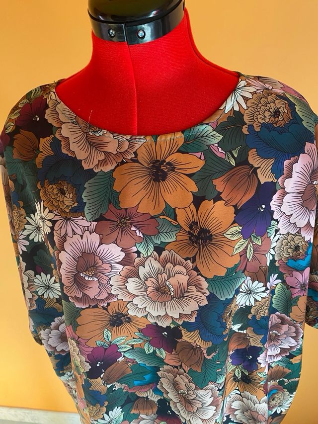 Blusa fatta a mano floreale