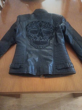 Chaqueta de piel con calavera para niña .