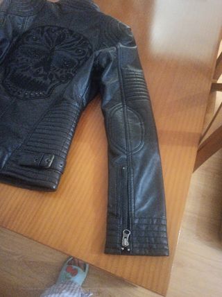 Chaqueta de piel con calavera para niña .