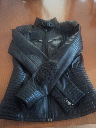 Chaqueta de piel con calavera para niña .