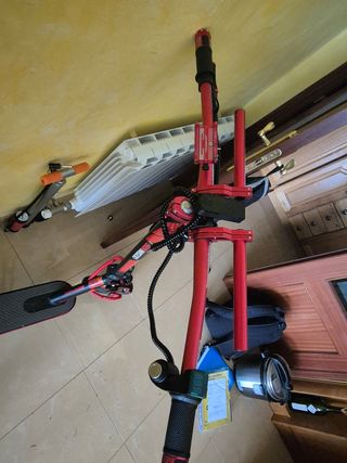 Patinete eléctrico rojo y negro