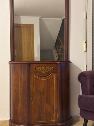 Recibidor de madera con espejo