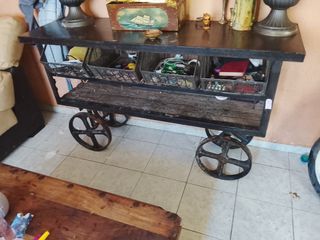 Mesa auxiliar antigua con ruedas