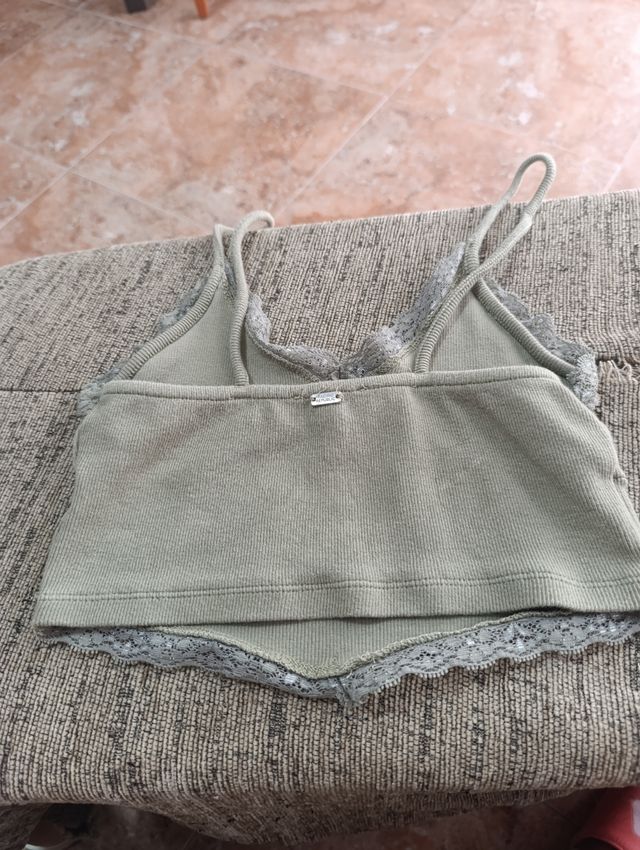 Pull&Bear Top Verde Militar con Encaje