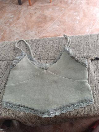 Pull&Bear Top Verde Militar con Encaje